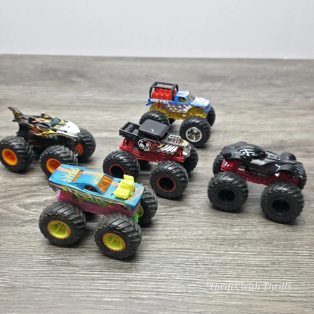 5 Hotwheels Monster Trucks 1:64 - Darth Vader, Bone Shaker, Roger Dodger, Haul